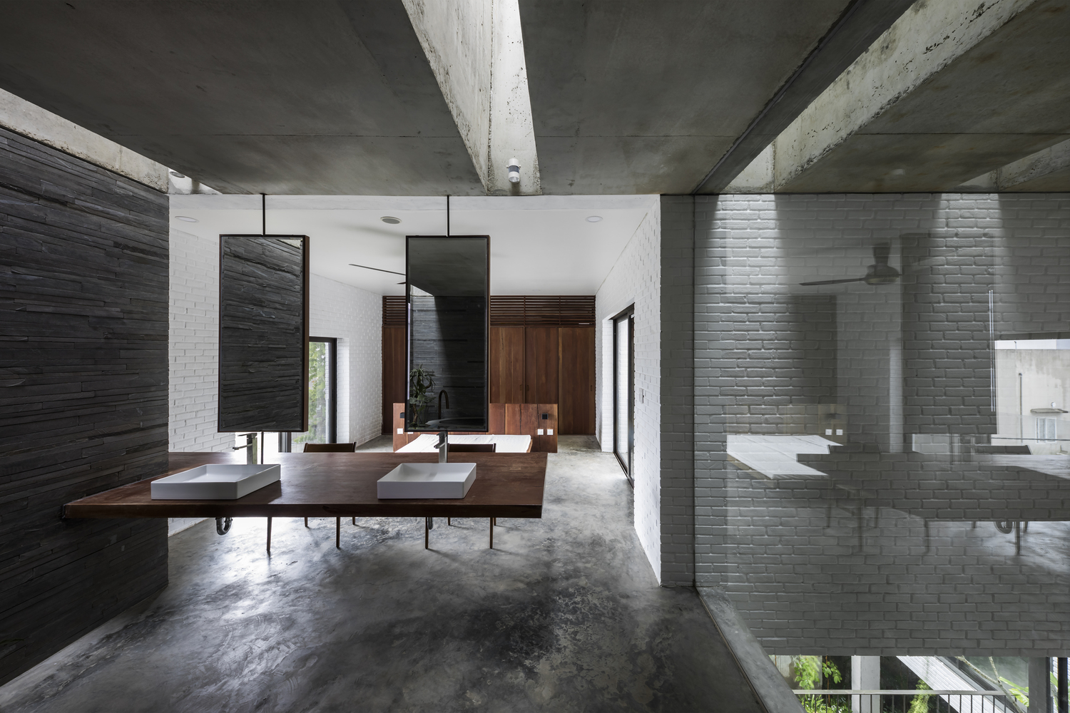 h&igrave;nh ảnh bồn rửa đ&ocirc;i với chậu rửa sứ trắng, gương h&igrave;nh chữ nhật, kệ gỗ gắn tường
