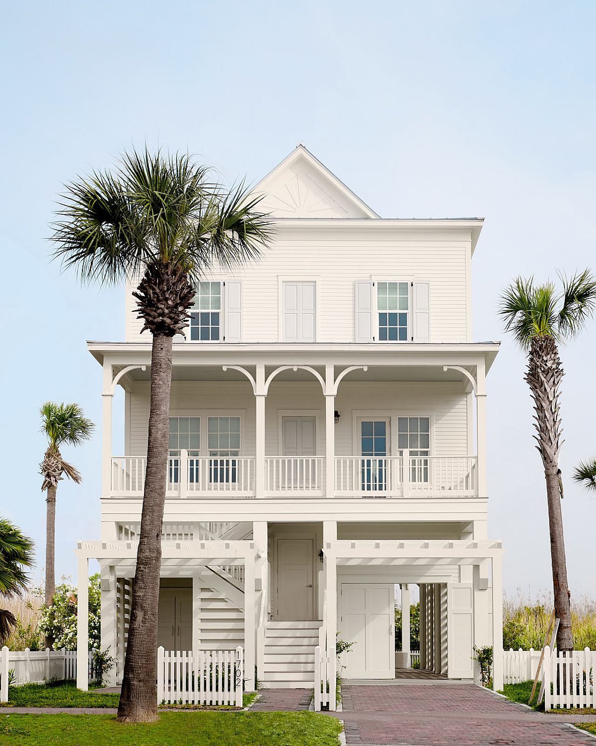 h&igrave;nh ảnh to&agrave;n cảnh mặt tiền ng&ocirc;i nh&agrave; phong c&aacute;ch b&atilde;i biển ở Galveston, Texas
