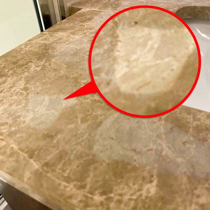hình ảnh minh họa cho việc không dùng chanh hoặc giấm để làm sạch bề mặt bàn đá