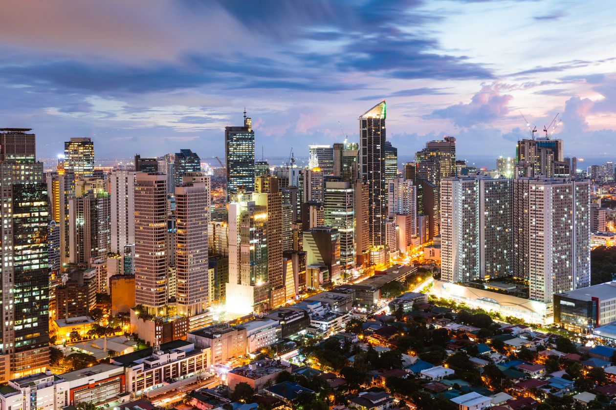 Cảnh thành phố Manila về đêm với nhiều chung cư cao tầng