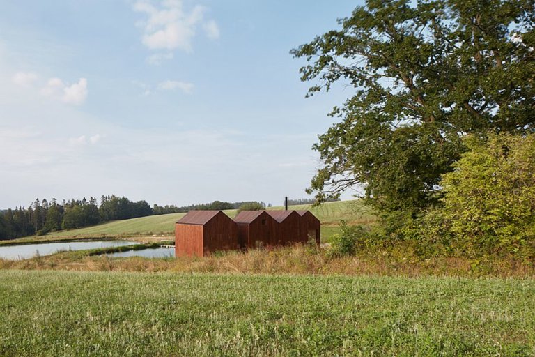 h&igrave;nh ảnh to&agrave;n cảnh ng&ocirc;i nh&agrave; cabin giữa thi&ecirc;n nhi&ecirc;n xanh m&aacute;t