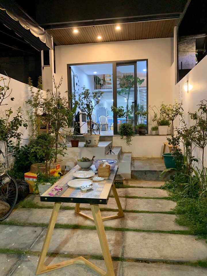 Bàn ăn ngoài trời buổi tối