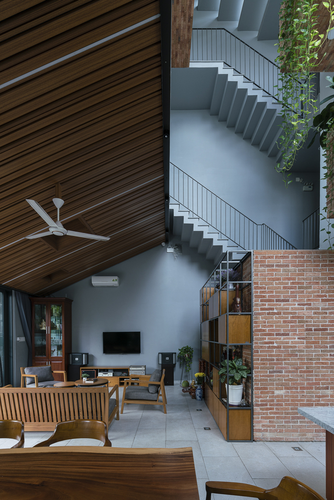 hình ảnh toàn cảnh phòng khách nhà phố đẹp vói sofa gỗ bọc nêm màu ghi xám