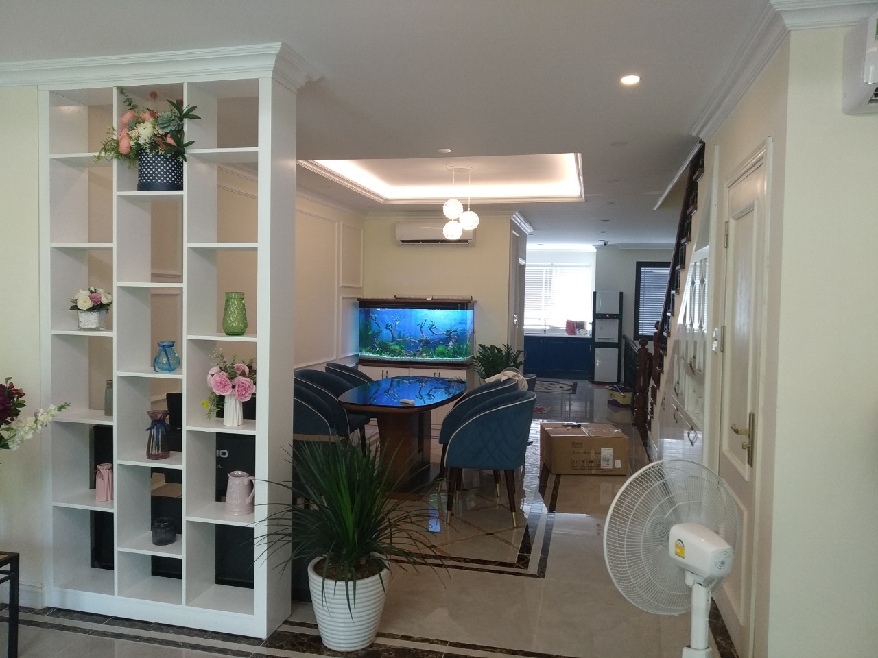 Hình ảnh phòng khách biệt thự nhìn từ phía cửa vào