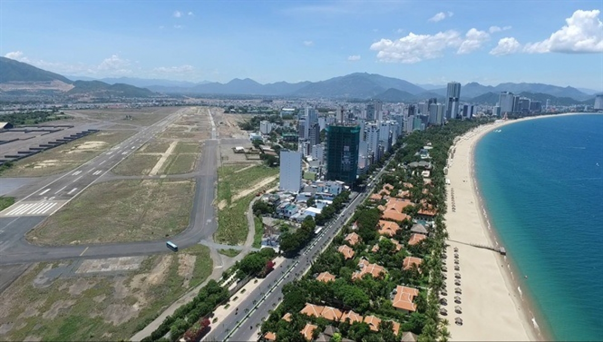 khu đất s&acirc;n bay Nha Trang cũ nằm gần biển