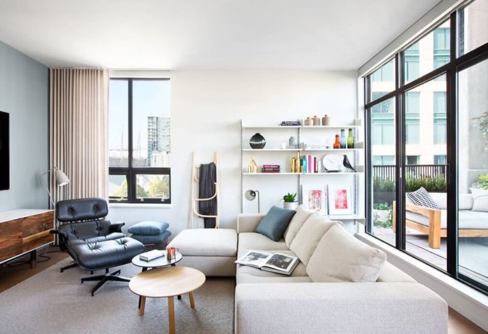hình ảnh phòng khách với sofa trắng, bàn trà đôi hình tròn, ghế da thư giãn