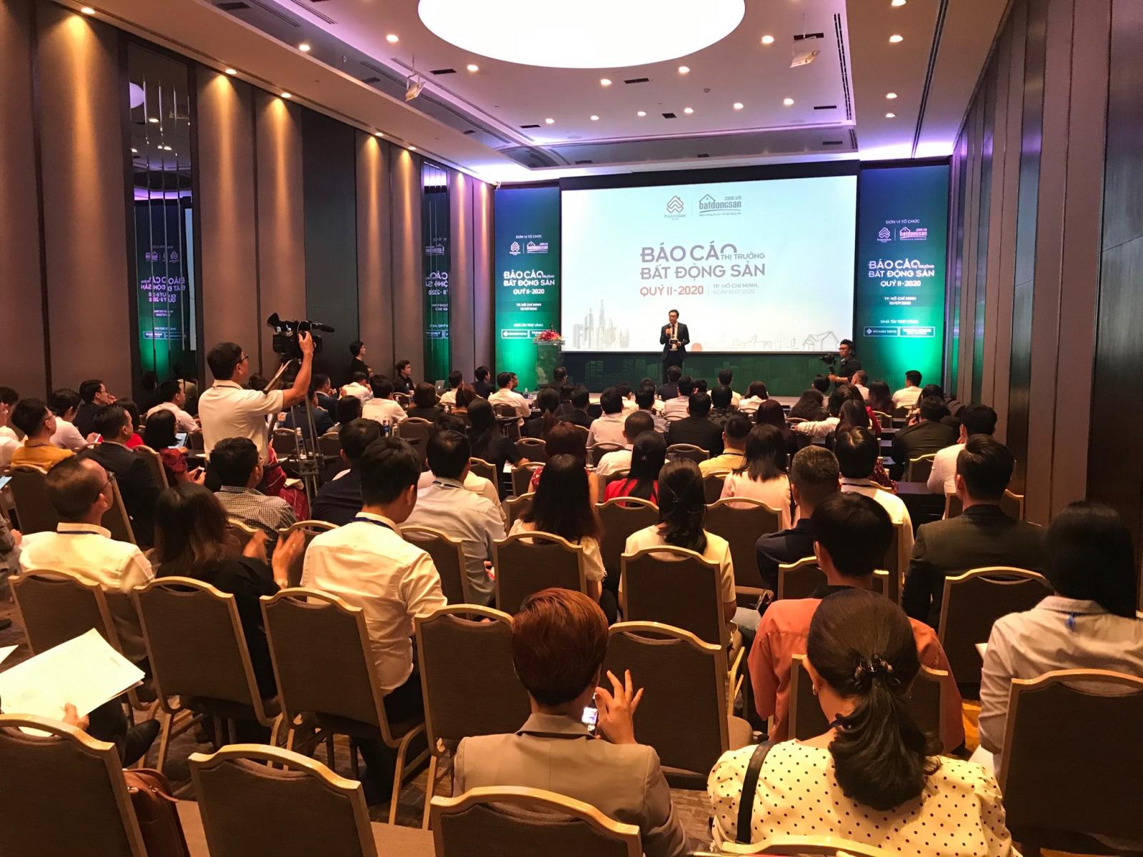 Hội trường nhiều người tham dự báo cáo bất động sản quý 2/2020 của Batdongsan.com.vn