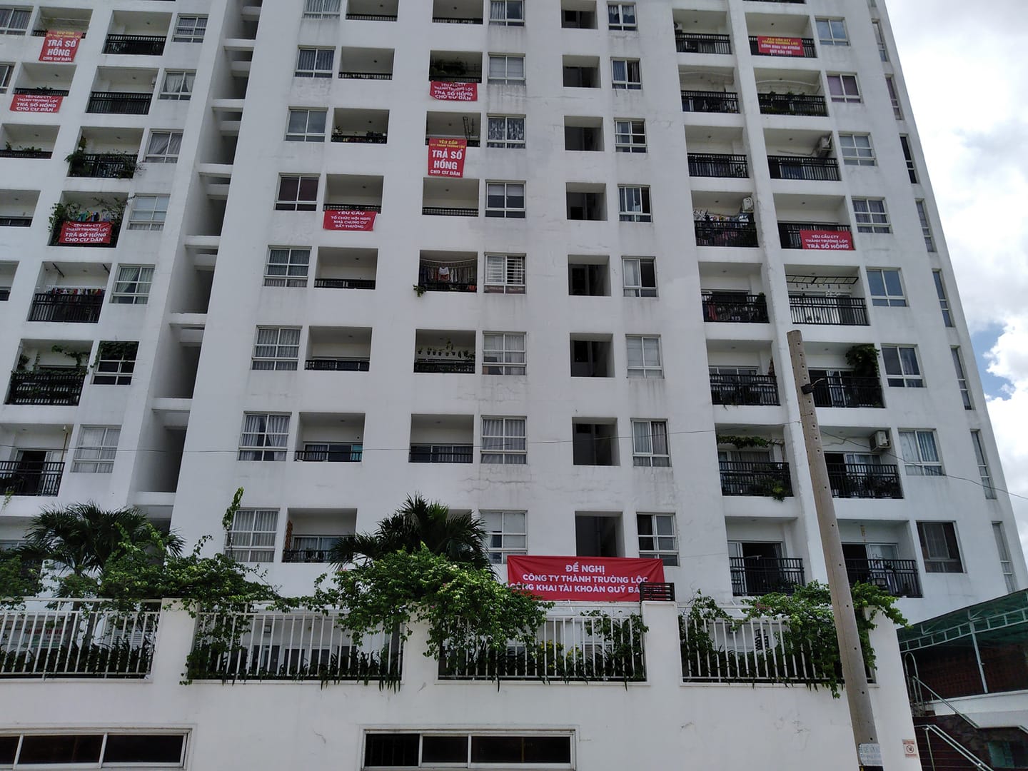 Chung cư tại quận Thủ Đức treo băng r&ocirc;n đỏ v&igrave; chưa được ra sổ hồng.