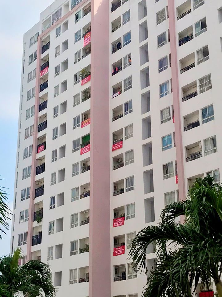 Treo băng rôn trên ban công chung cư đòi sổ hồng.