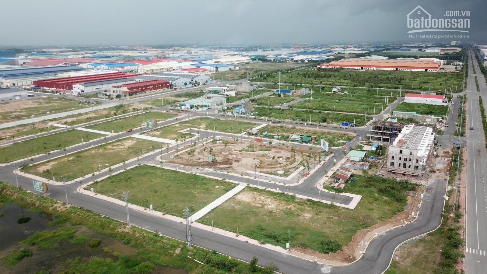 Một khu đất lớn c&oacute; nh&agrave; xưởng, nh&agrave; ở tại Long An