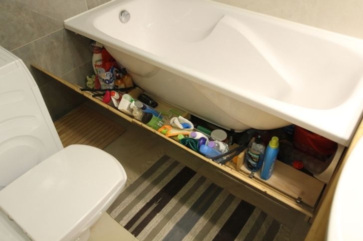 h&igrave;nh ảnh cận cảnh bồn tắm với kệ gỗ lưu trữ ngay dưới