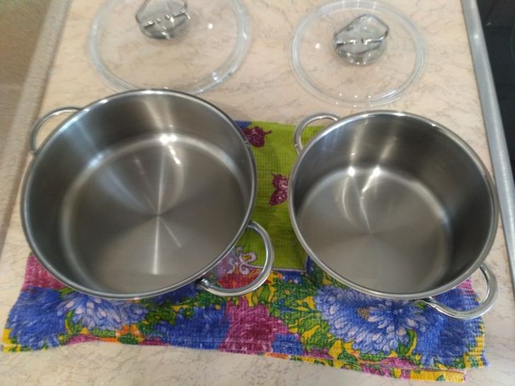 h&igrave;nh ảnh cận cảnh 2 nồi inox sạch sẽ, s&aacute;ng b&oacute;ng