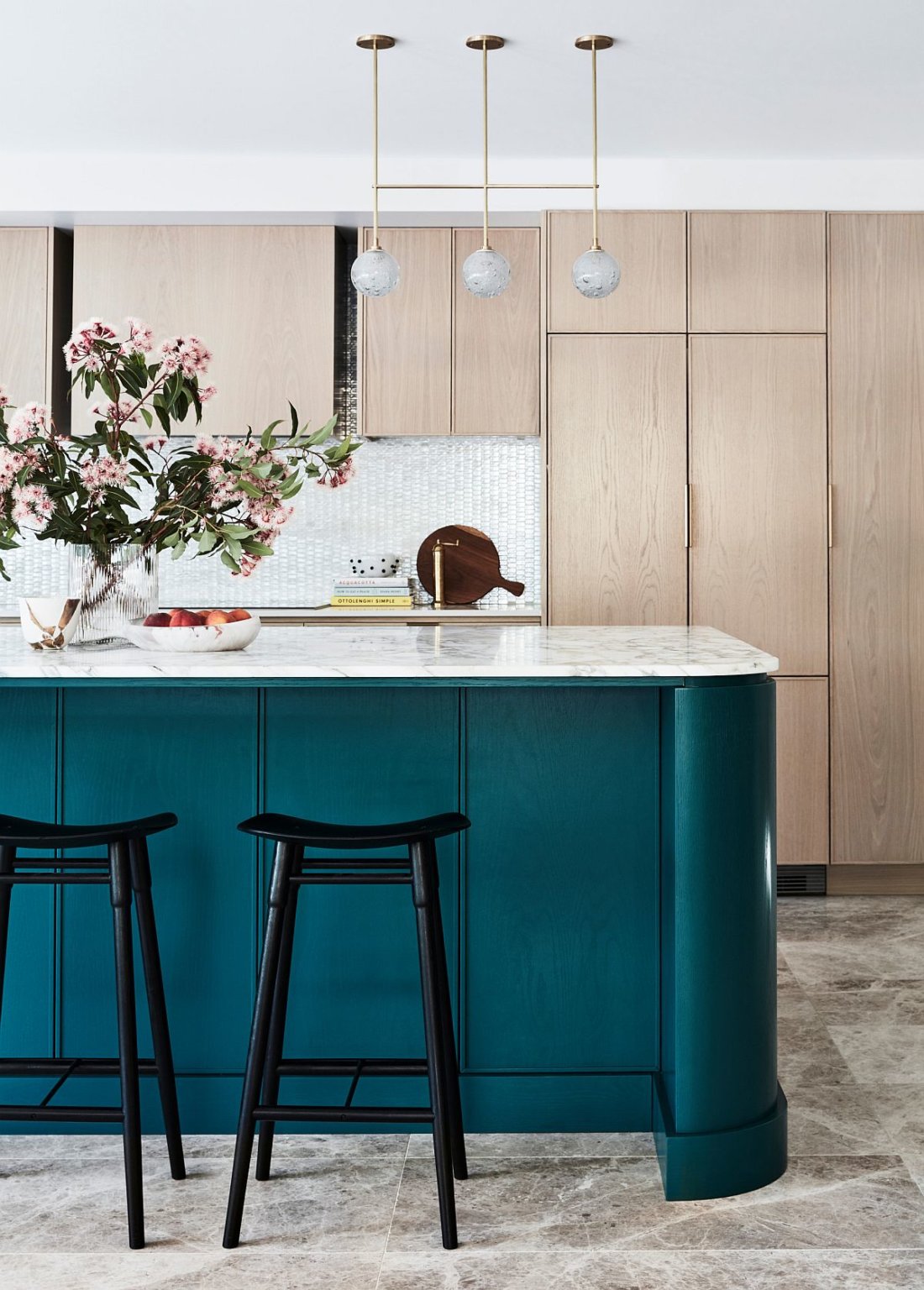 h&igrave;nh ảnh cận cảnh b&agrave;n đảo ki&ecirc;m quầy bar mini