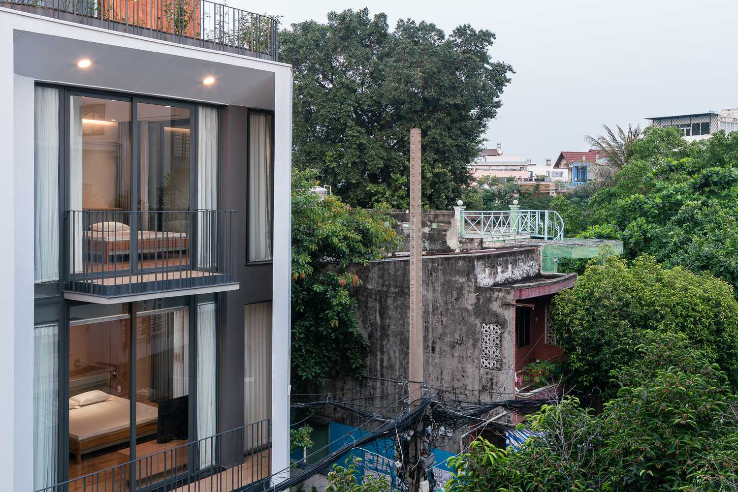 h&igrave;nh ảnh cận cảnh ban c&ocirc;ng nh&agrave; phố 3 tầng
