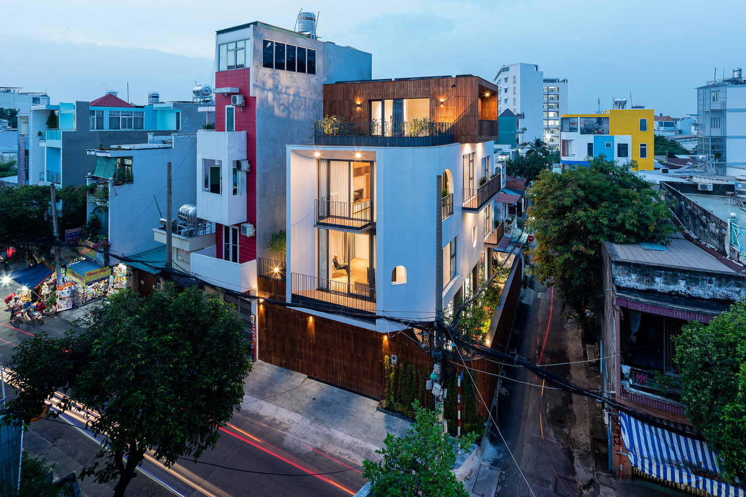 hình ảnh khung cảnh nhà phố 3 tầng khi đêm xuống