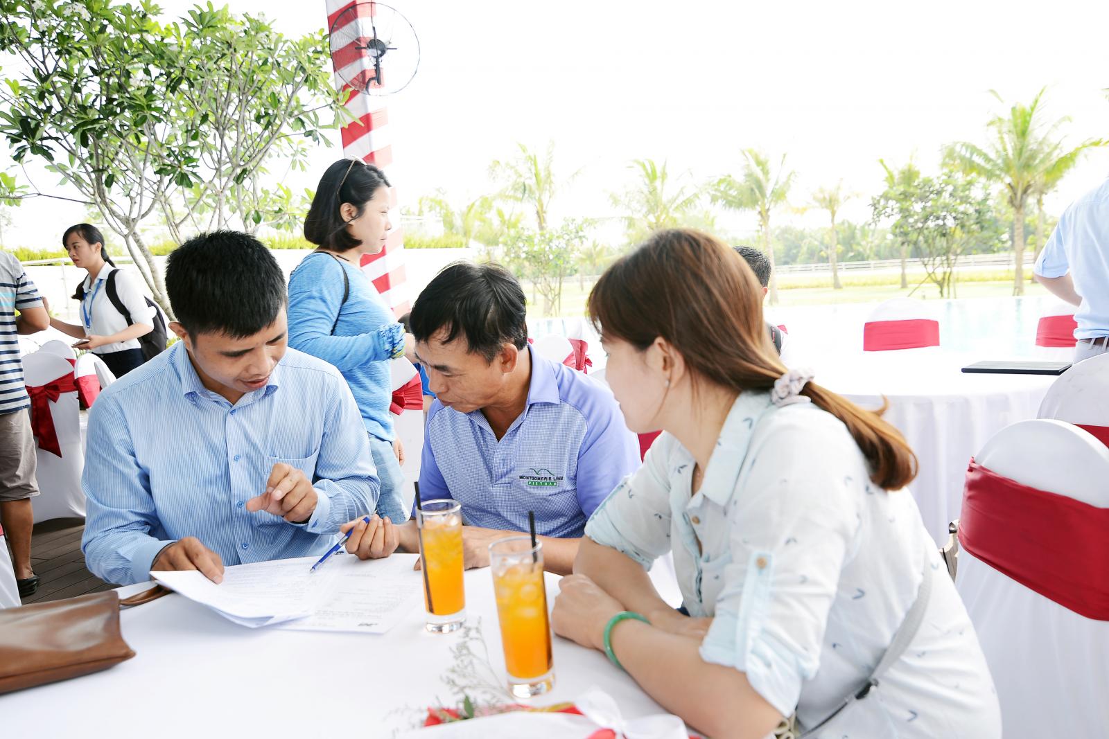 Nh&acirc;n vi&ecirc;n m&ocirc;i giới bất động sản tư vấn cho kh&aacute;ch h&agrave;ng