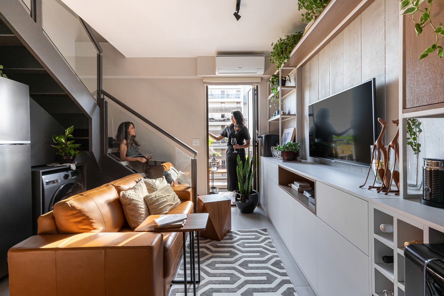 hình ảnh toàn cảnh phòng khách căn hộ 44m2 ở Brazil nổi bật với sofa da màu vàng da bò