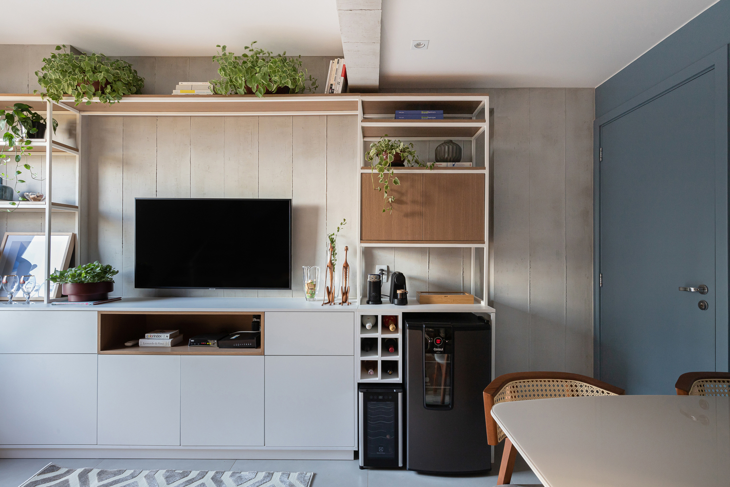 hình ảnh tủ kệ tivi trong căn hộ 44m2 với những chậu cảnh trang trí đặt trên nóc tủ