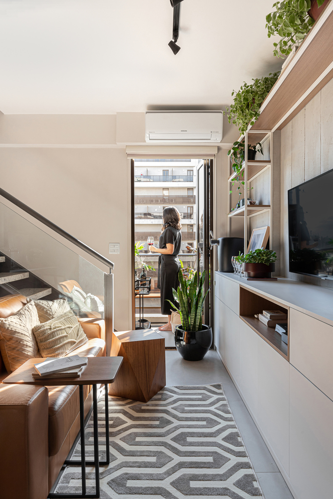 hình ảnh góc phòng khách trong căn hộ nhỏ có gác lửng với ghế sofa màu vàng da bò