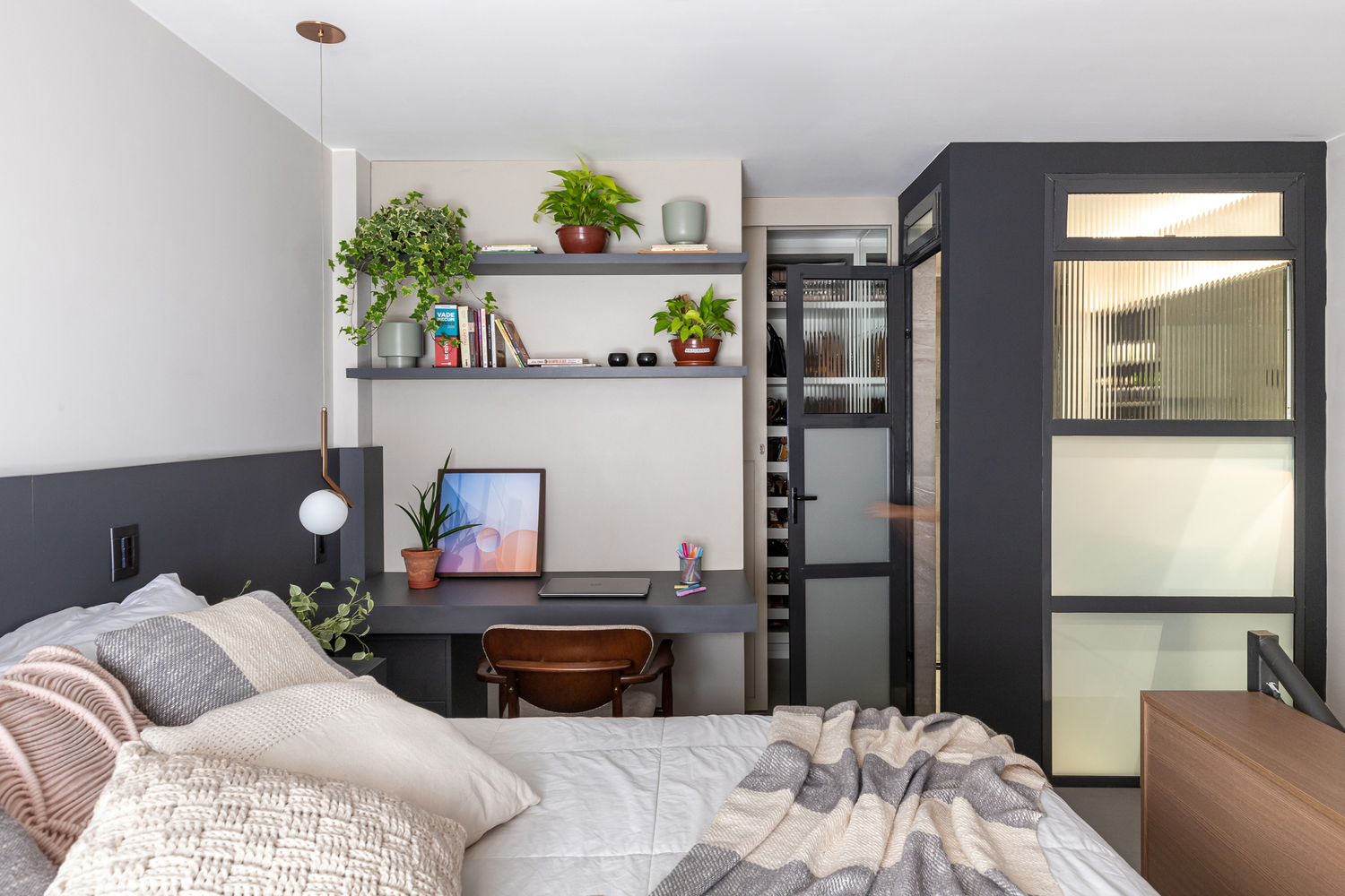 hình ảnh phòng ngủ trên tầng lửng căn hộ 44m2