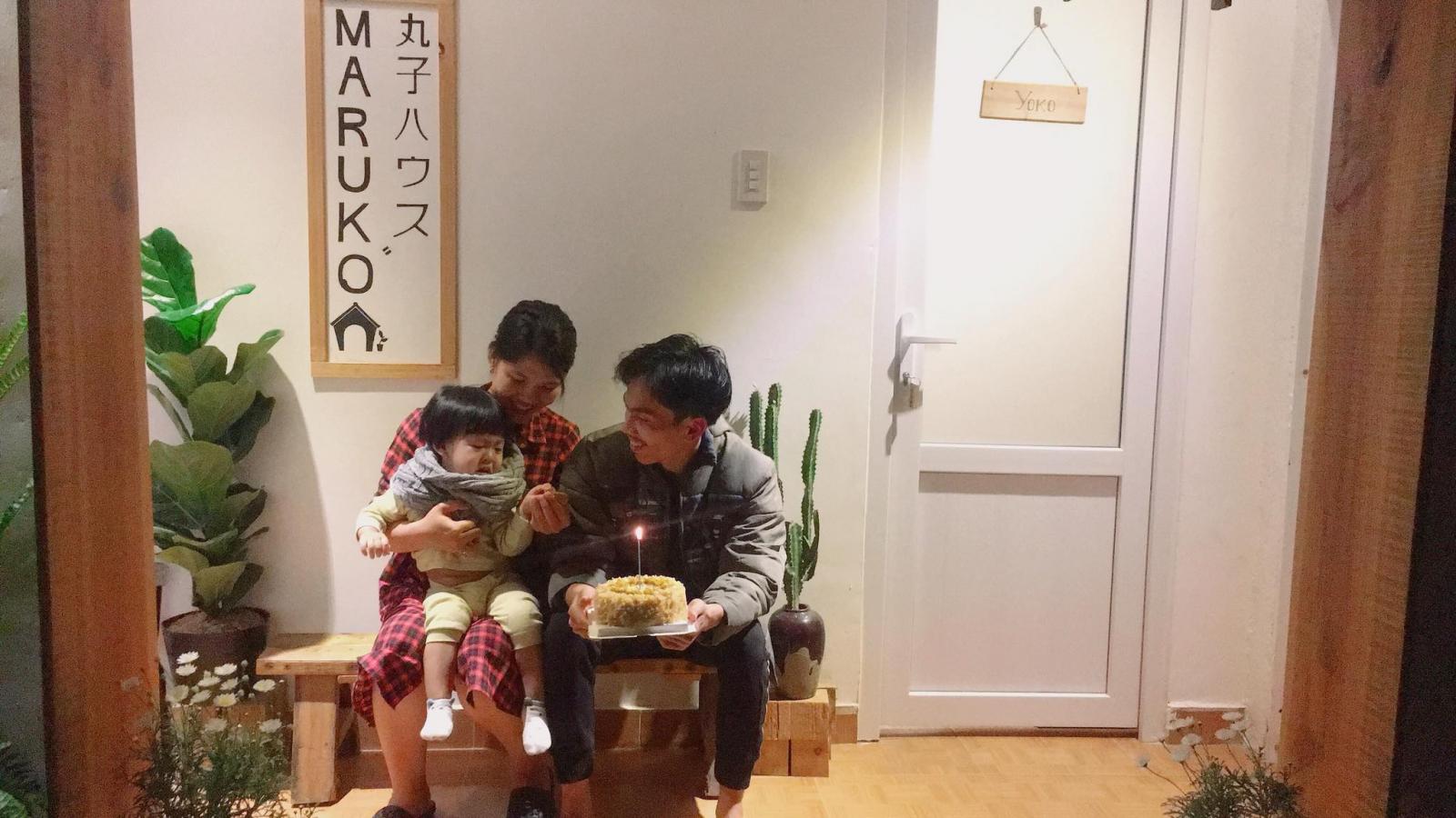 Sau hơn 1 năm chuyển lên Đà Lạt sống, hiện tại cuộc sống của vợ chồng Trâm đã dần ổn định Gia đình đón sinh nhật bên thềm nhà
