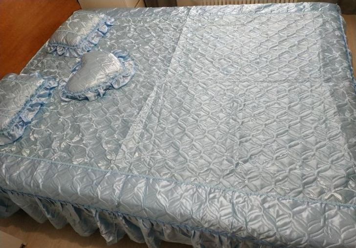 h&igrave;nh ảnh cận cảnh bộ ga gối bằng vải sa tanh kiểu cũ