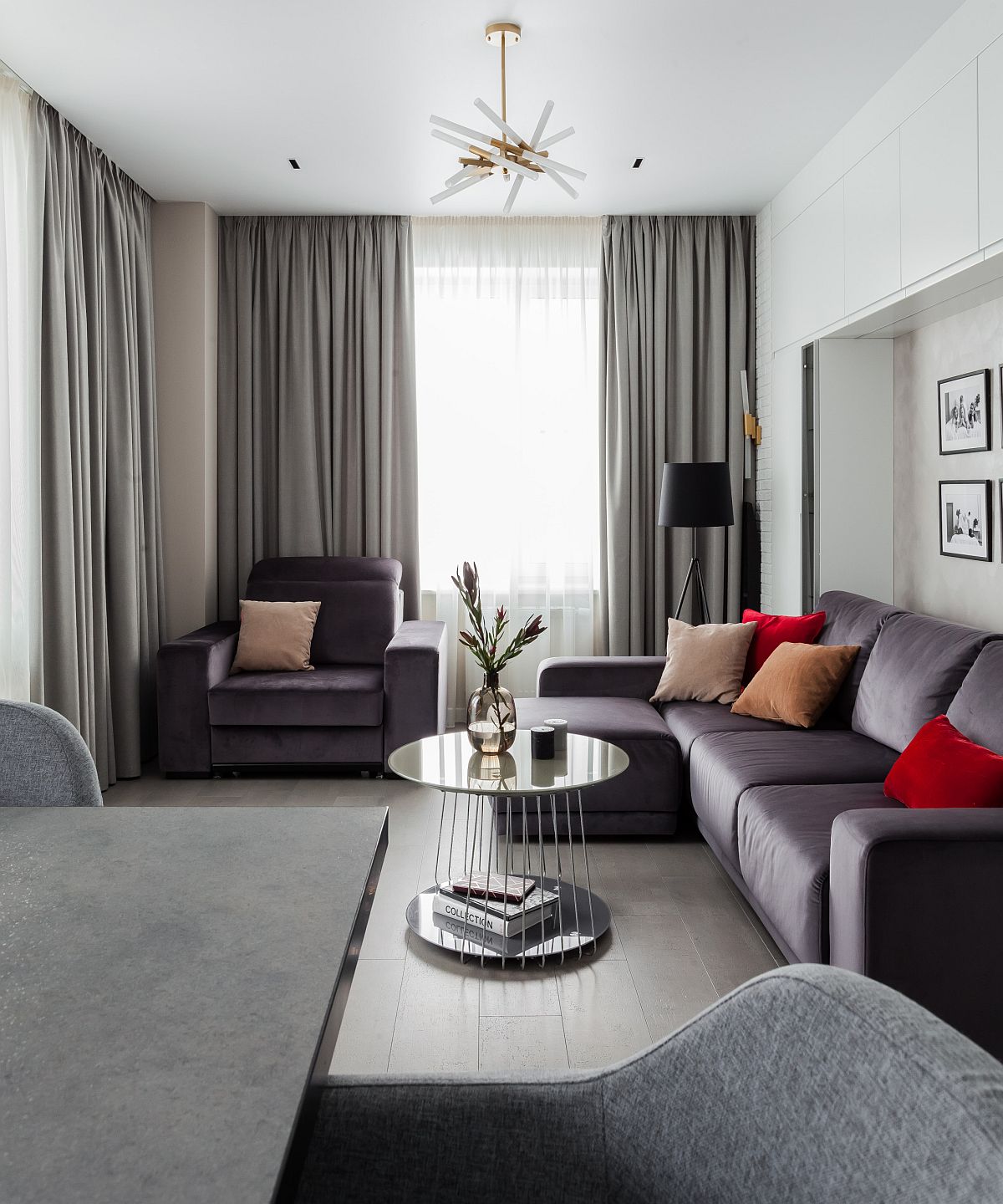 h&igrave;nh ảnh ph&ograve;ng kh&aacute;ch nhỏ với sofa m&agrave;u t&iacute;m, gối tựa m&agrave;u đỏ nhấn nh&aacute;