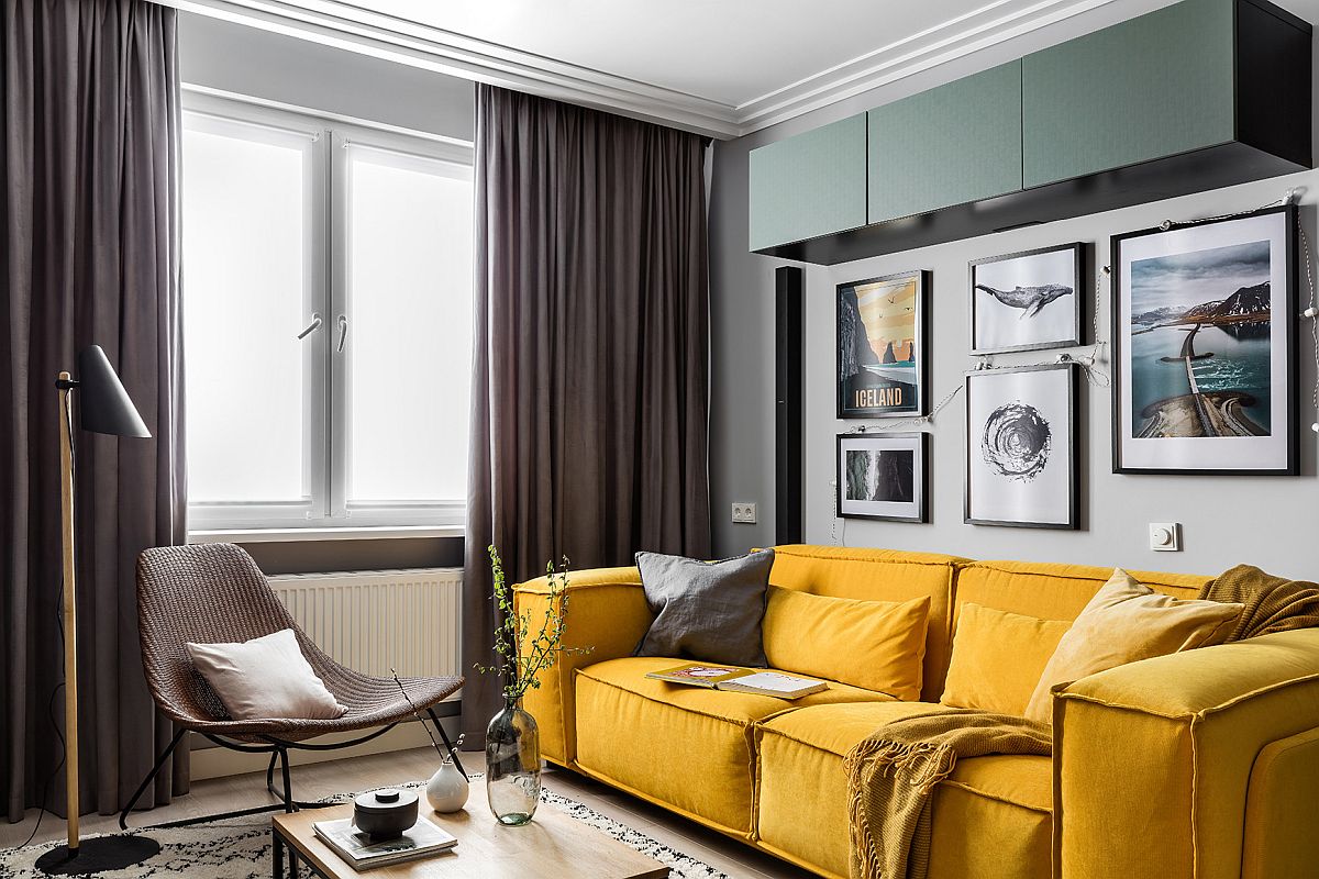 h&igrave;nh ảnh ph&ograve;ng kh&aacute;ch nhỏ phong c&aacute;ch Scandinavian nổi bật với sofa m&agrave;u v&agrave;ng chanh, r&egrave;m cửa m&agrave;u x&aacute;m đậm, cửa sổ k&iacute;nh lớn