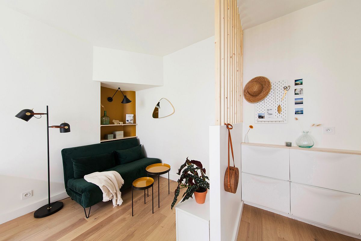 h&igrave;nh ảnh ph&ograve;ng kh&aacute;ch phong c&aacute;ch Bắc &Acirc;u với ghế sofa m&agrave;u xanh l&aacute; đậm tạo điểm nhấn
