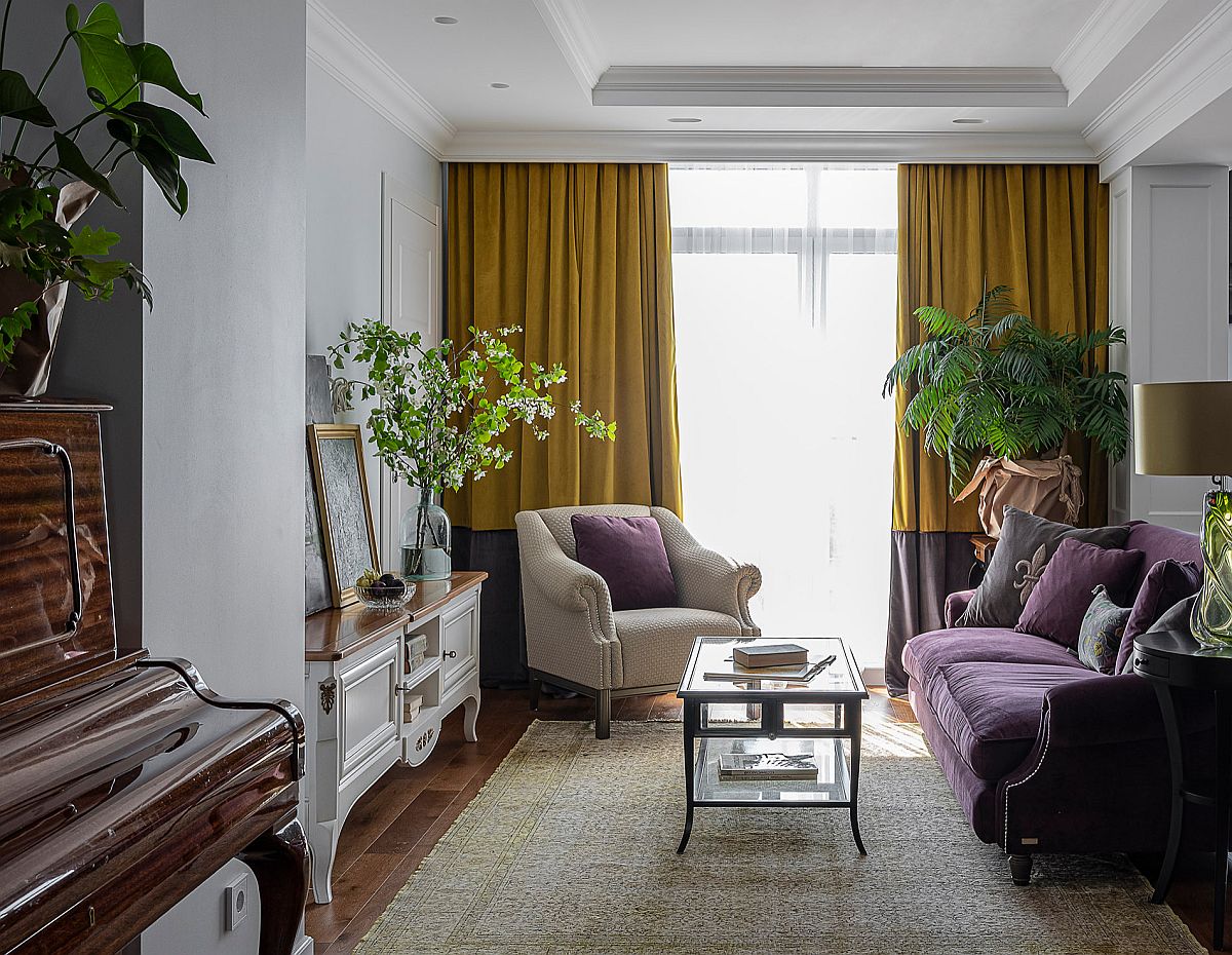 h&igrave;nh ảnh ph&ograve;ng kh&aacute;ch truyền thống với điểm nhấn l&agrave; ghế sofa d&agrave;i m&agrave;u t&iacute;m, r&egrave;m cửa v&agrave;ng chanh