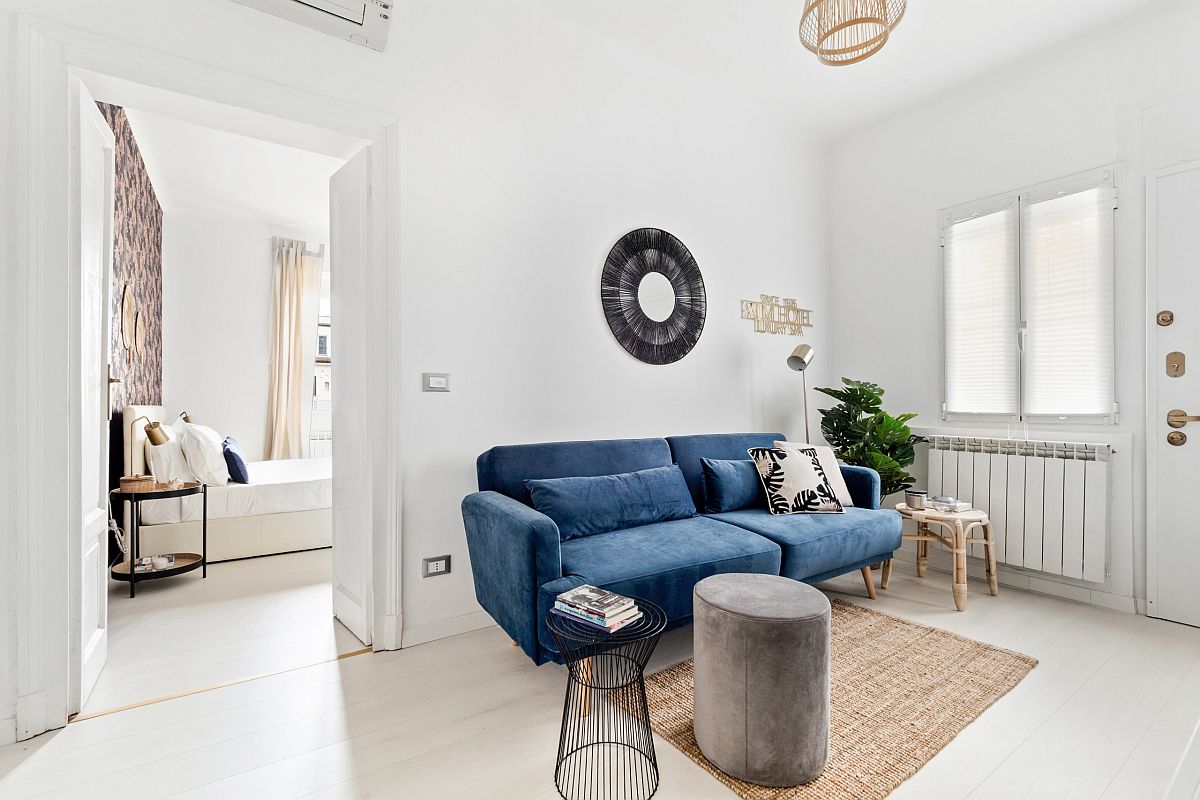 h&igrave;nh ảnh ph&ograve;ng kh&aacute;ch nhỏ m&agrave;u trắng nổi bật với sofa m&agrave;u xanh nước biển