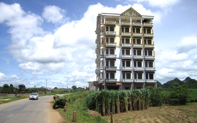 một ngôi nhà 7 tầng giữa vùng quê