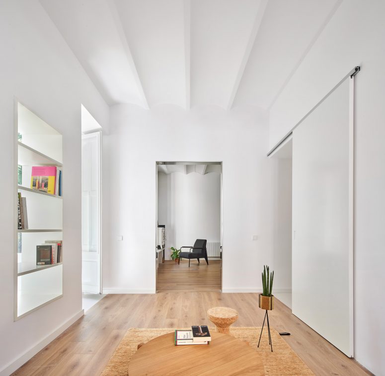 h&igrave;nh ảnh b&ecirc;n trong căn hộ ma thuật c&oacute; tủ quần &aacute;o bằng đồng s&aacute;ng b&oacute;ng với b&agrave;n gỗ tr&ograve;n nhỏ, kệ lưu trữ t&iacute;ch hợp v&aacute;ch ngăn trang tr&iacute; 