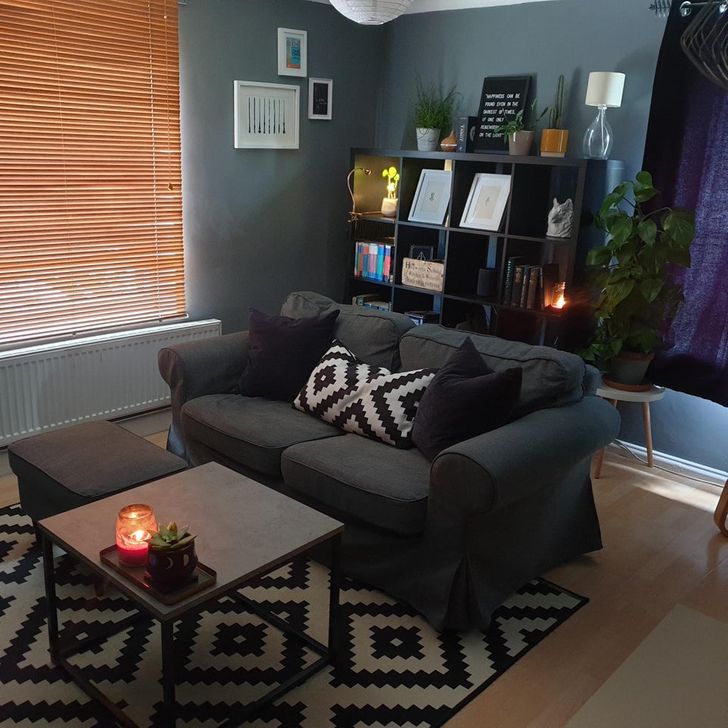 h&igrave;nh ảnh ph&ograve;ng kh&aacute;ch nhỏ gọn, lịch sự với sofa m&agrave;u x&aacute;m c&ugrave;ng t&ocirc;ng với tường