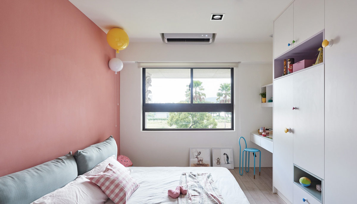 h&igrave;nh ảnh ph&ograve;ng ngủ của trẻ với bức tường sơn m&agrave;u hồng đất, b&agrave;n ghế, tủ m&agrave;u trắng