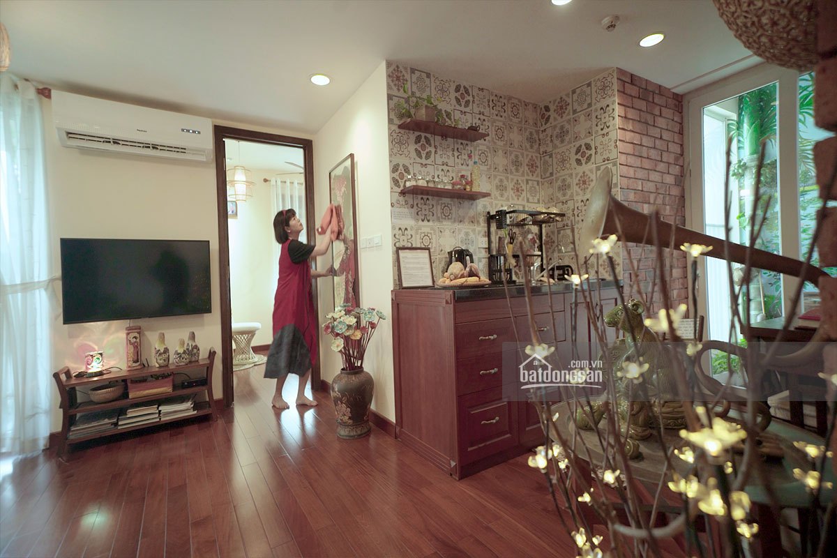 Người phụ nữ chăm s&oacute;c ng&ocirc;i nh&agrave;