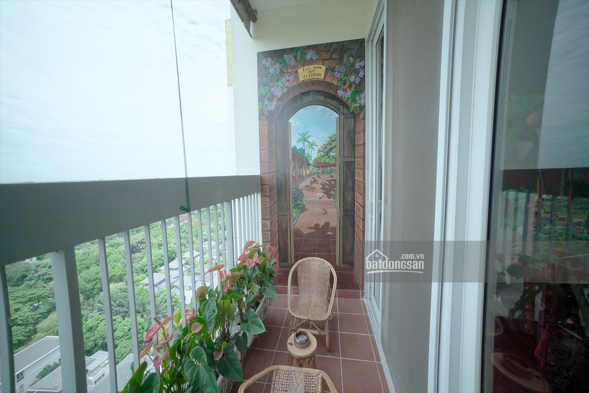 Ban c&ocirc;ng căn hộ chung cư