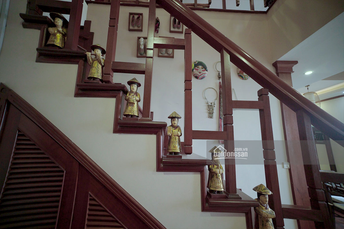 Tượng trang tr&iacute; tr&ecirc;n bậc cầu thang