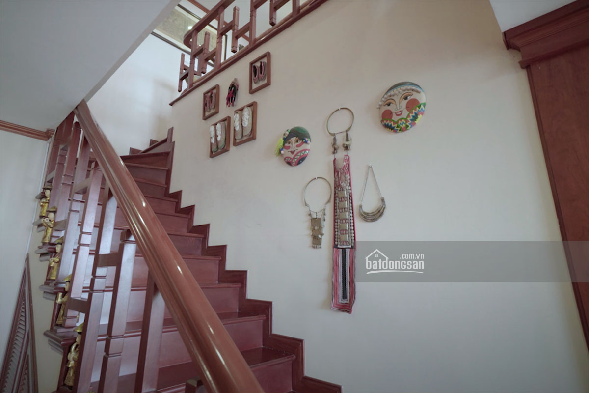 Cầu thang trang tr&iacute; tượng v&agrave; đồ thủ c&ocirc;ng 