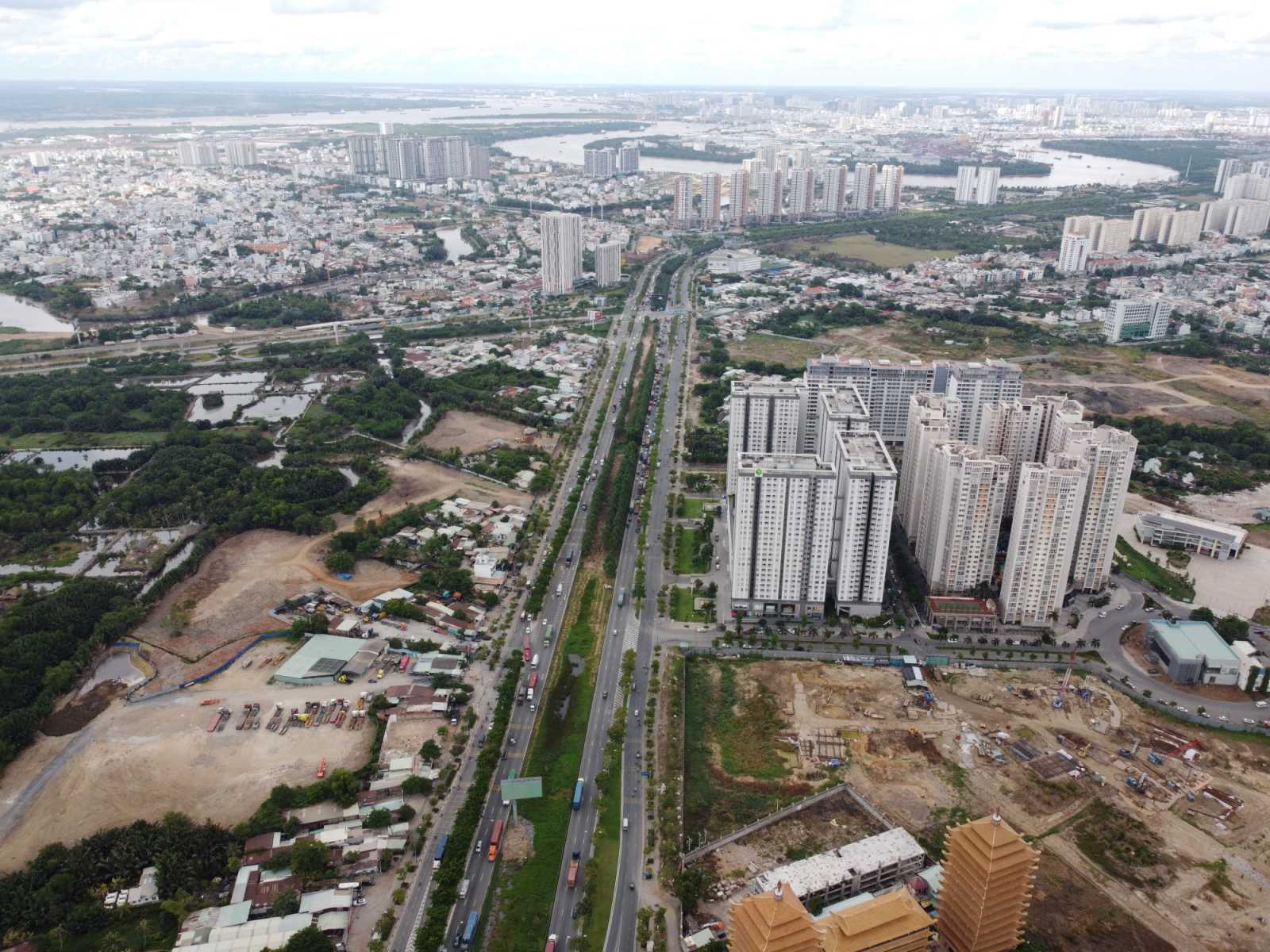 th&agrave;nh phố nh&igrave;n từ tr&ecirc;n cao c&oacute; nhiều t&ograve;a nh&agrave; cao tầng