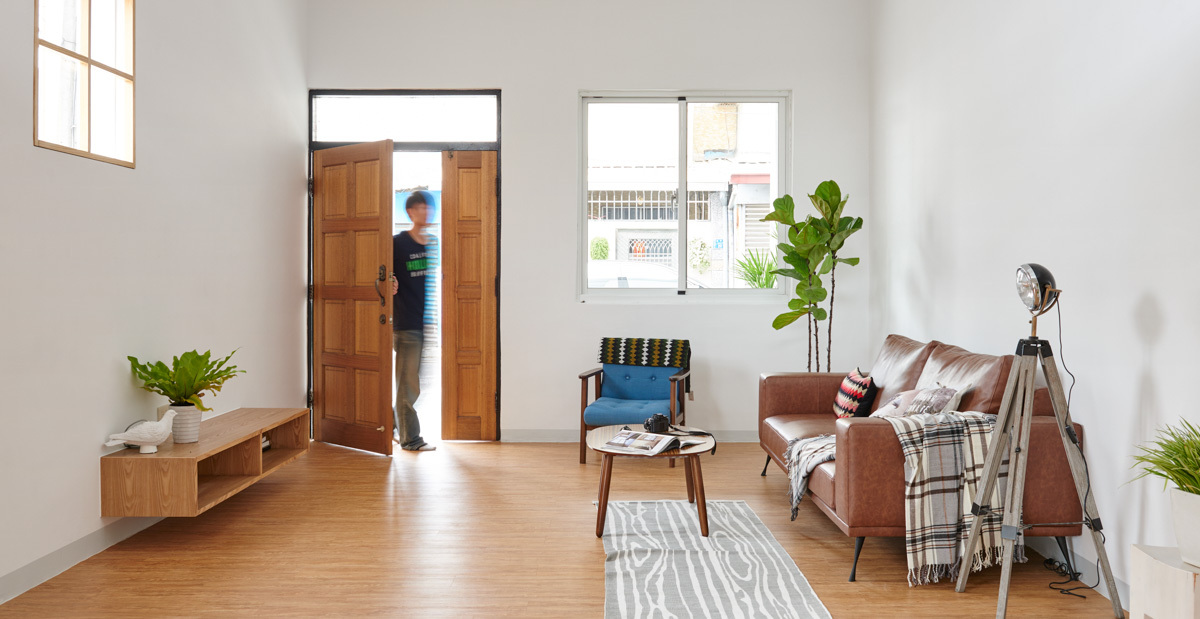 hình ảnh phòng khách nhà phố thoáng sáng với điểm nhấn là ghế sofa da nâu bóng