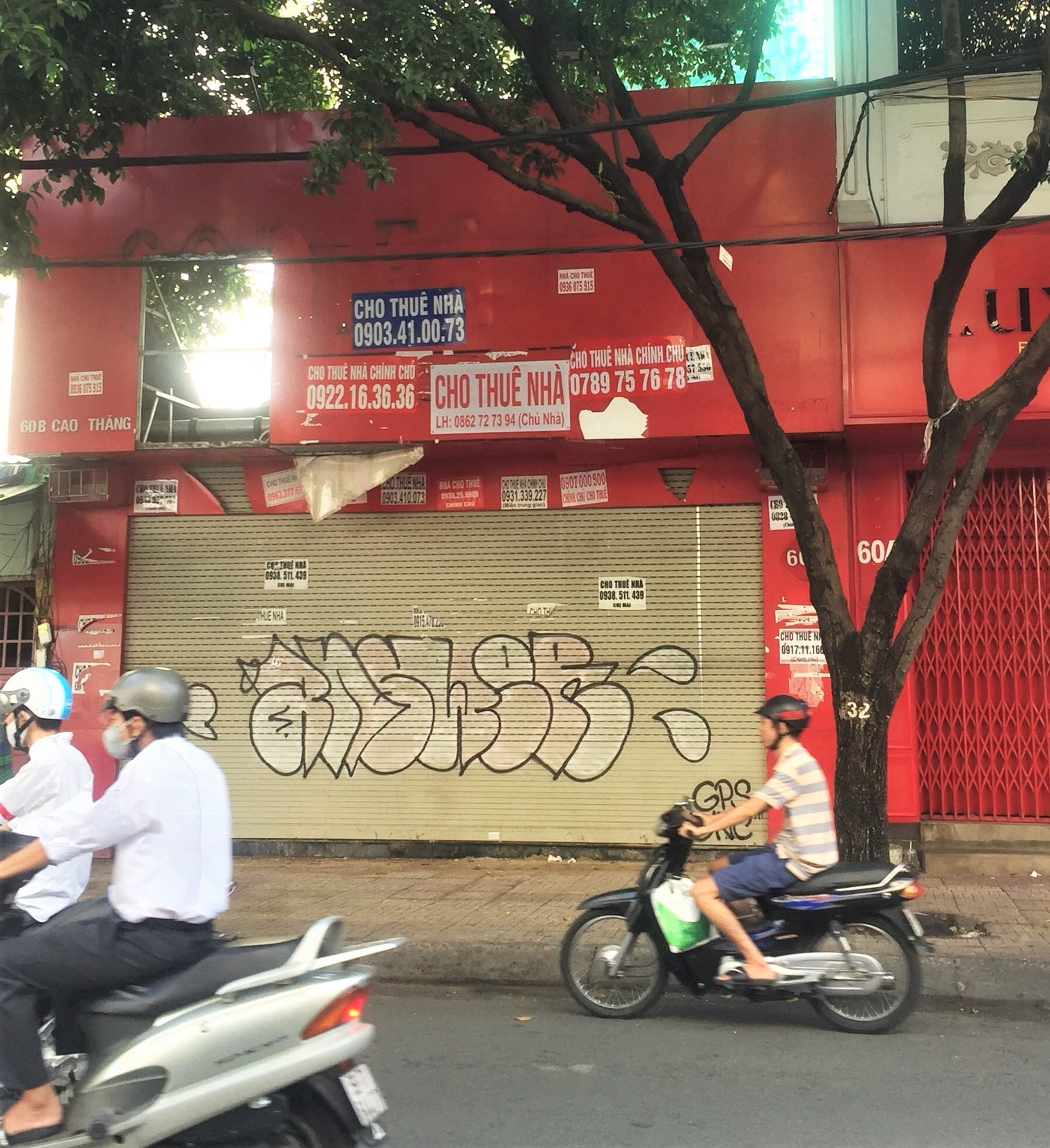 Ph&iacute;a trước một căn nh&agrave; ch&agrave;o thu&ecirc; tại quận 3, TP.HCM d&aacute;n nhiều số điện thoại của m&ocirc;i giới
