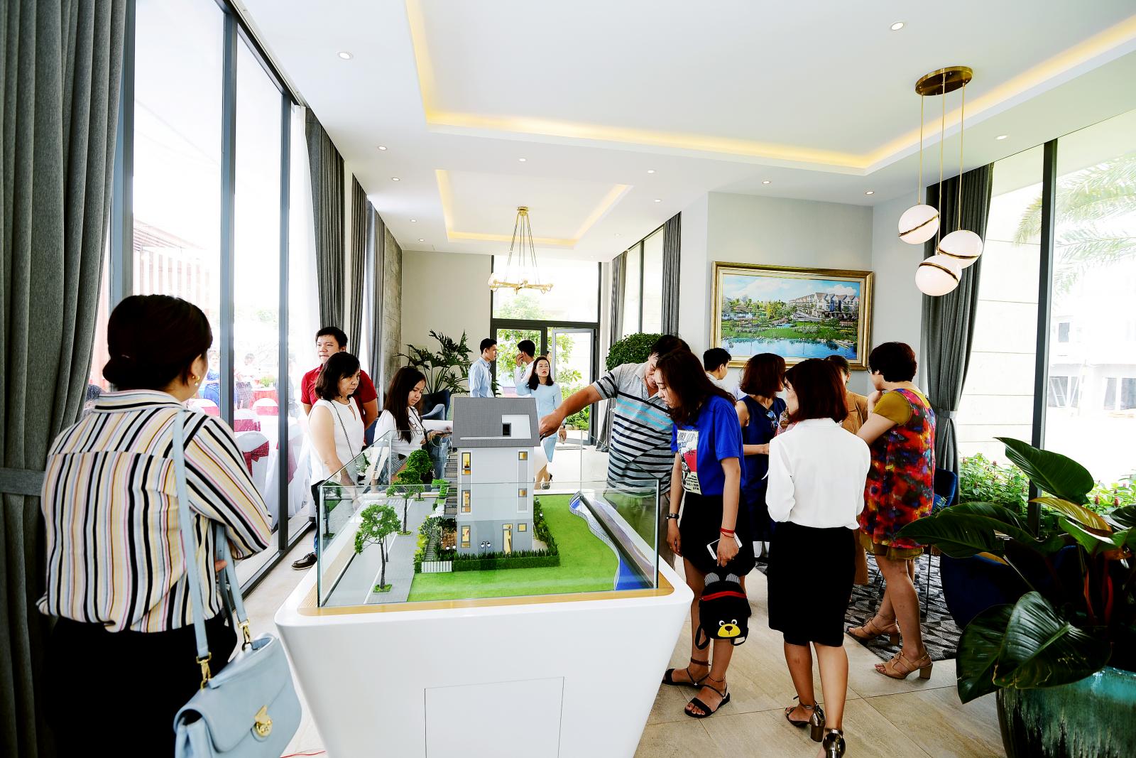 m&ocirc;i giới bất động sản tư vấn tại một dự &aacute;n nh&agrave; ở TP.HCM