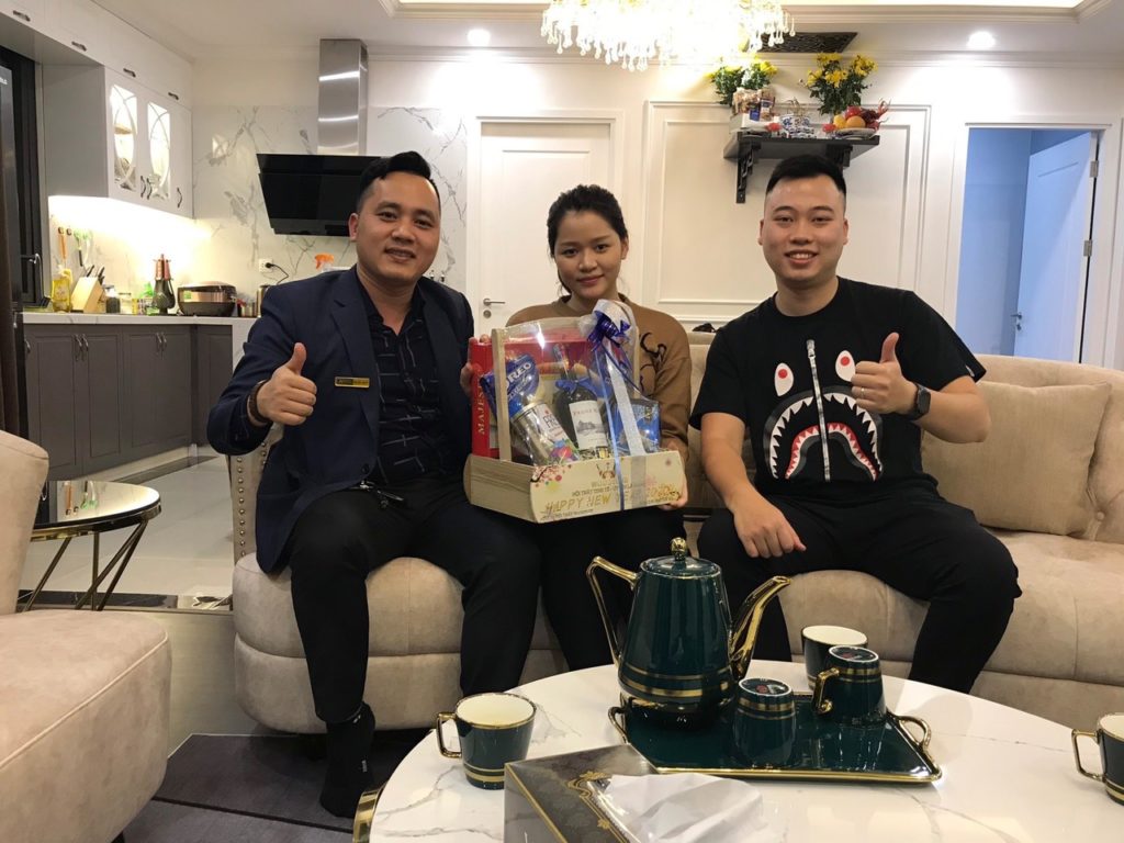 hình ảnh kiến trúc sư tới ghé thăm chúc Tết nhà văn Huyền Trang Bất Hối