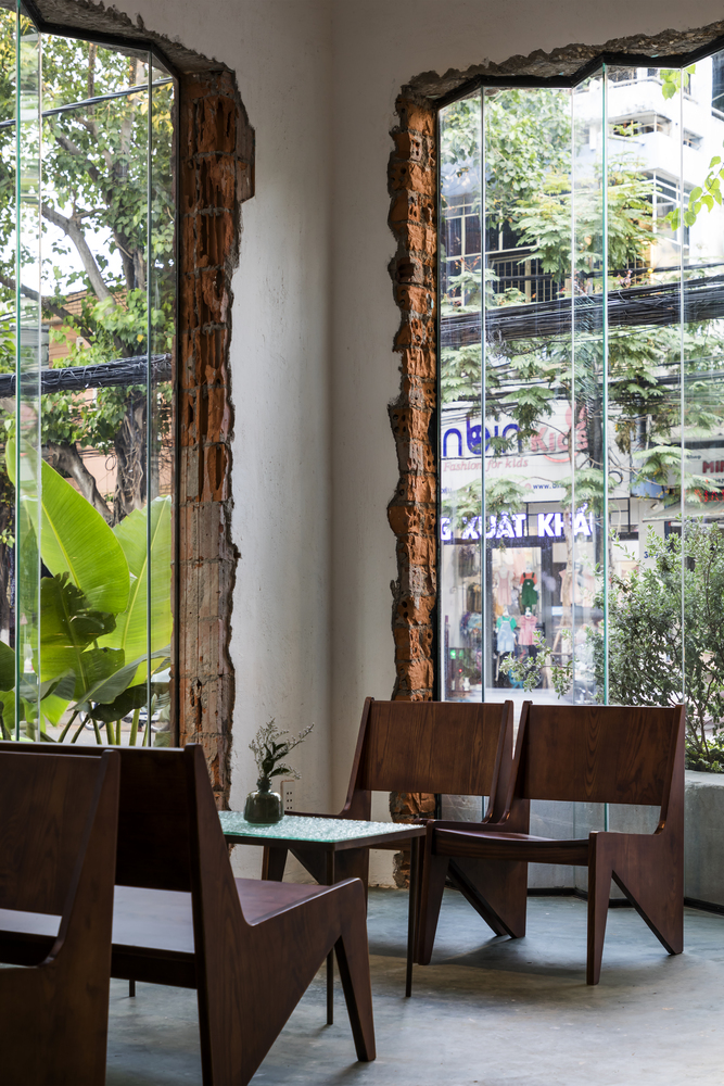 B&agrave;n c&agrave; ph&ecirc; b&ecirc;n khung cửa 