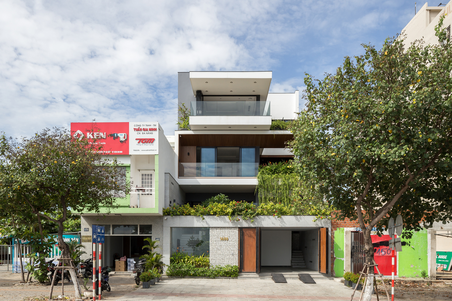 h&igrave;nh ảnh to&agrave;n cảnh mặt tiền ng&ocirc;i nh&agrave; Sunrise House ở Đ&agrave; Nẵng