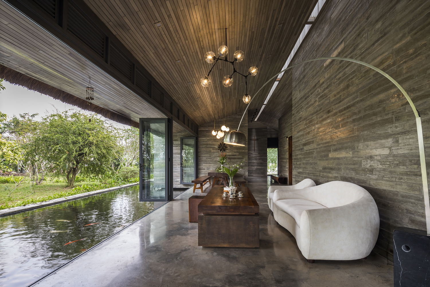 thiết kế phòng khách ấn tượng hình ảnh thiết kế phòng khách ấn tượng với sofa trắng, đèn sàn độc đáo, đèn chùm hiện đại, ngay đó là hồ cá Koi