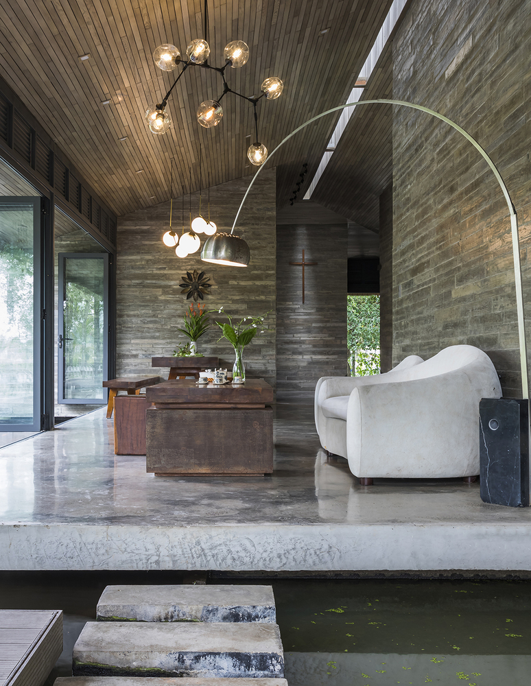 phòng khách nhà vườn đẹp hình ảnh toàn cảnh phòng khách nhà vườn đẹp với sofa màu trắng, bàn trà gỗ, đèn chùm hiện đại với bóng tròn sợi đốt