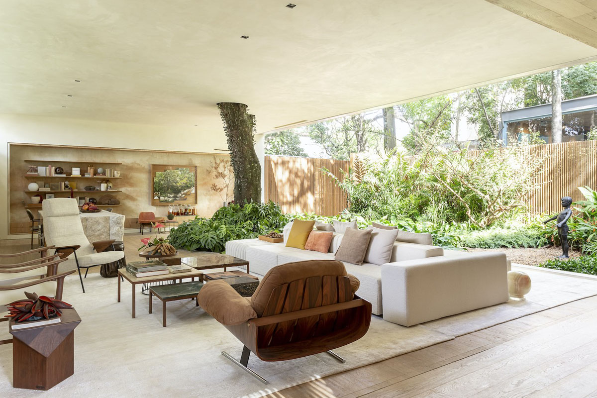 h&igrave;nh ảnh to&agrave;n cảnh ph&ograve;ng kh&aacute;ch nh&agrave; vườn độc đ&aacute;o với sofa trắng tương phản với salon m&agrave;u n&acirc;u c&oacute; tựa lưng