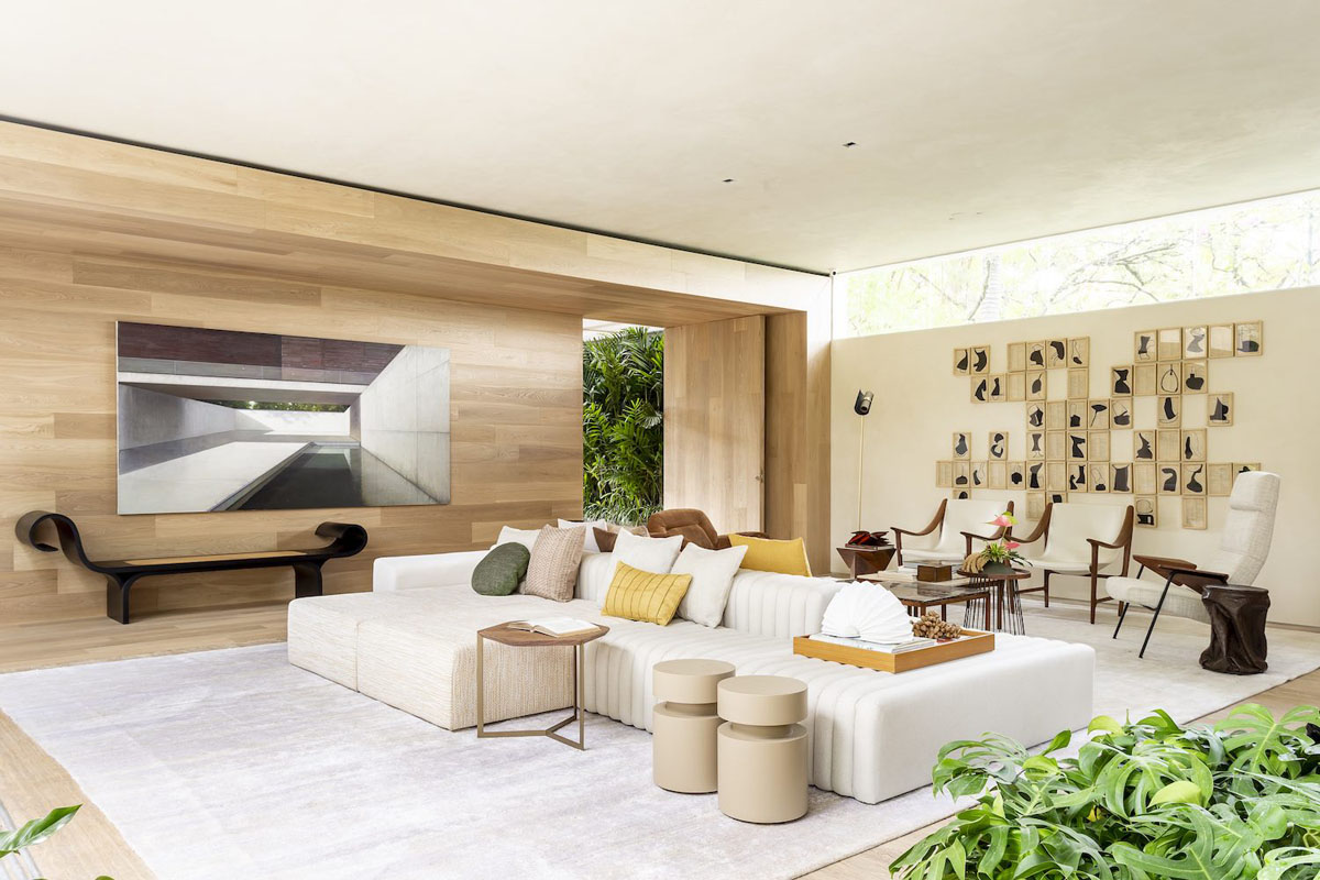 h&igrave;nh ảnh kh&ocirc;ng gian sinh hoạt chung rộng tho&aacute;ng b&ecirc;n trong nh&agrave; vườn nổi bật với bộ ghế sofa m&agrave;u trắng đặt tr&ecirc;n thảm trải lớn c&ugrave;ng t&ocirc;ng m&agrave;u
